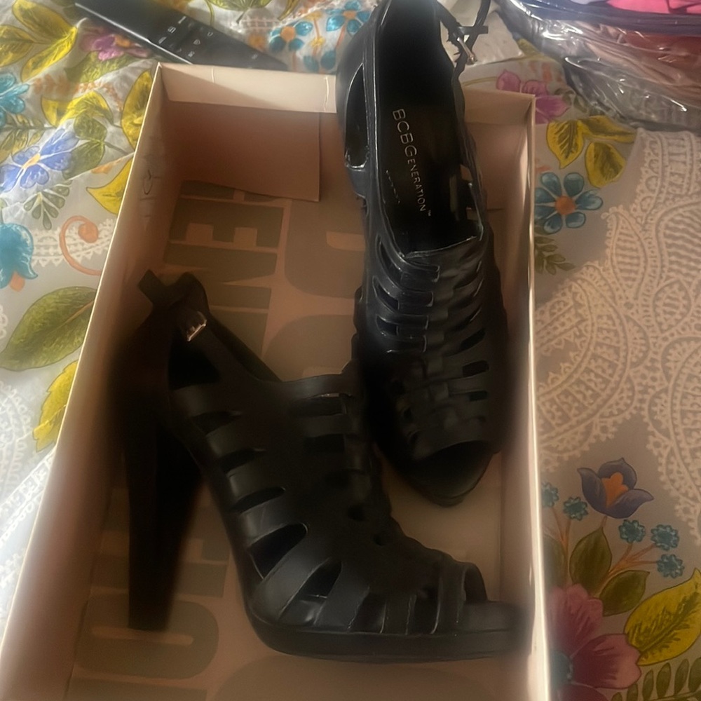 BCBG Vintage  black leather heels sz 7